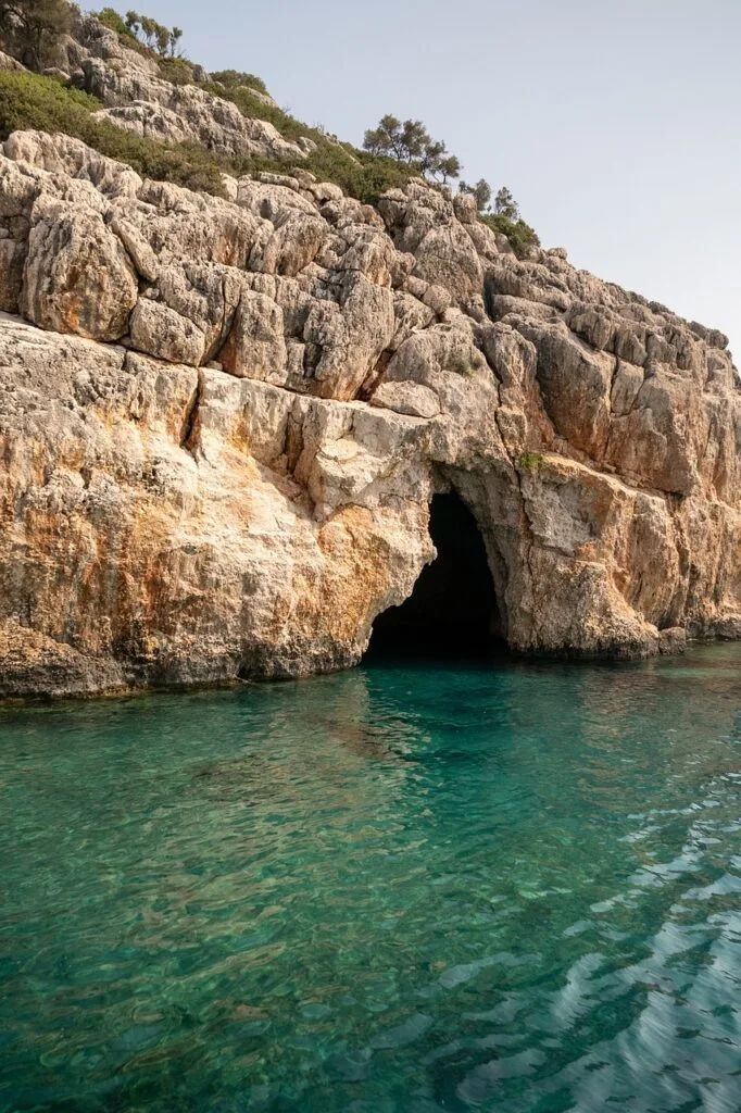 Kombination von Haartransplantation und Urlaub in Antalya: Eine perfekte Mischung aus Rekonstruktion und Entspannung 3 cave, sea, mountain-7377593.jpg